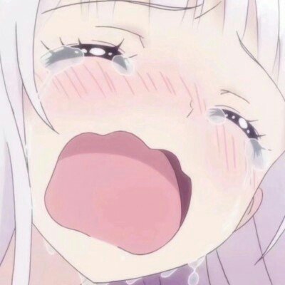 印度男子头插砍刀淡定玩手机